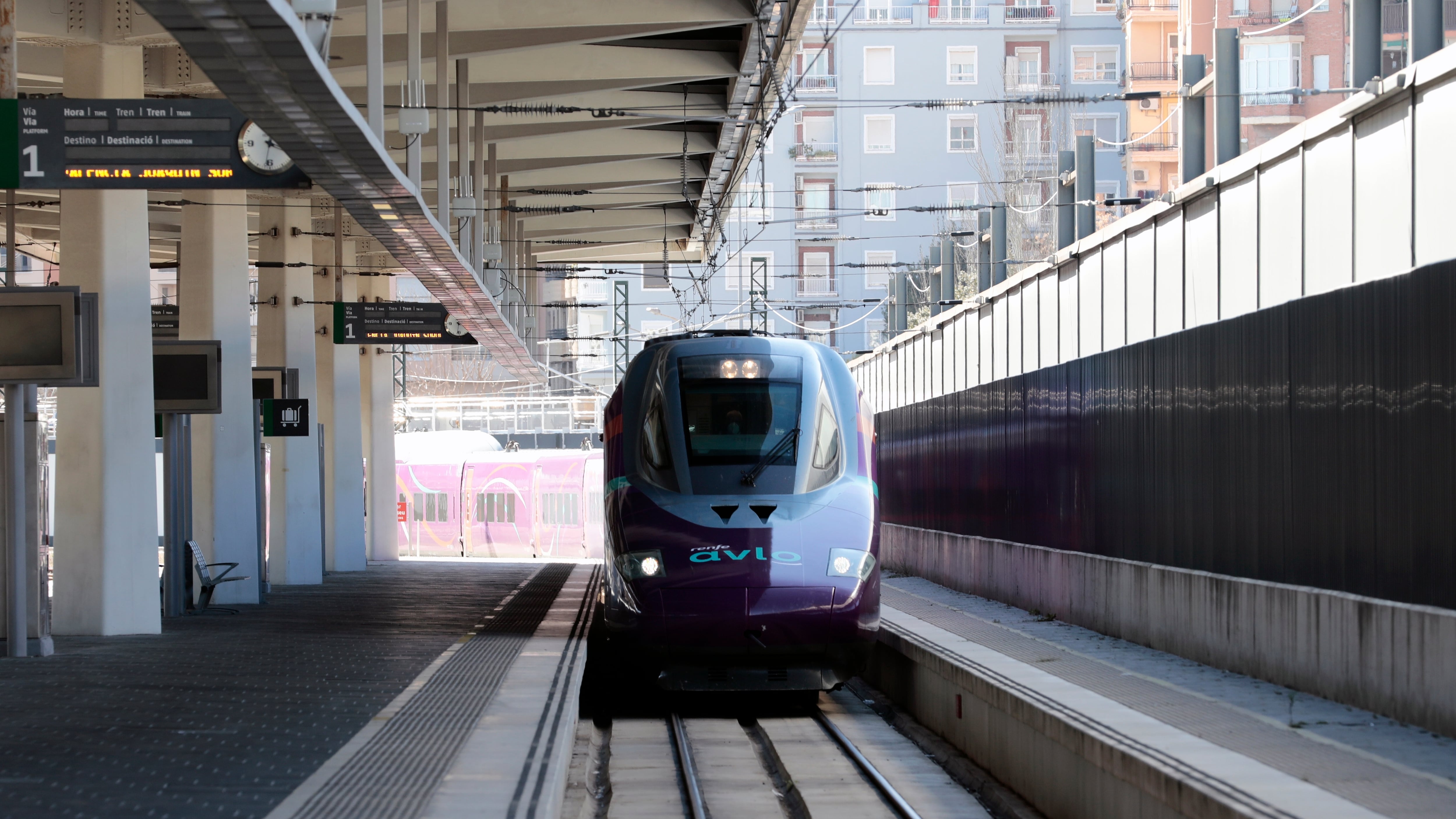 Un tren Avlo -alta velocidad a bajo coste- como los que se esperan en Asturias, entrando en al estación de Valencia.