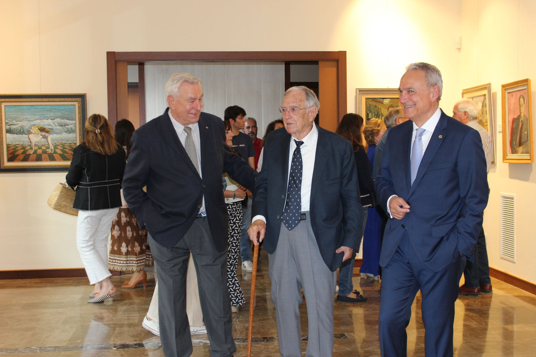 Indalecio Carbonell y José Luis Antequera acompañando a Alfonso Saura en su entrada a la sala Ramón Castañer