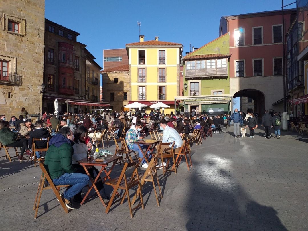 Varias personas en una terraza de Gijón