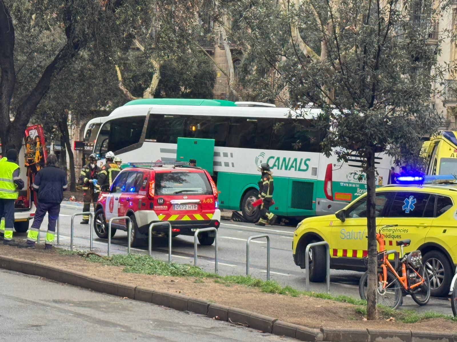 Els bombers treballen en l&#039;excarceració d&#039;una de les persones ferides en l&#039;accident