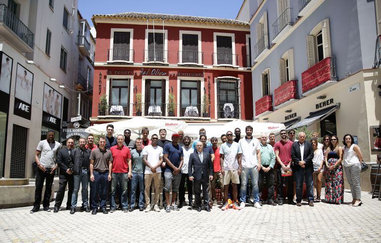 La plantilla del Unicaja posa antes del almuerzo donde despidieron la temporada