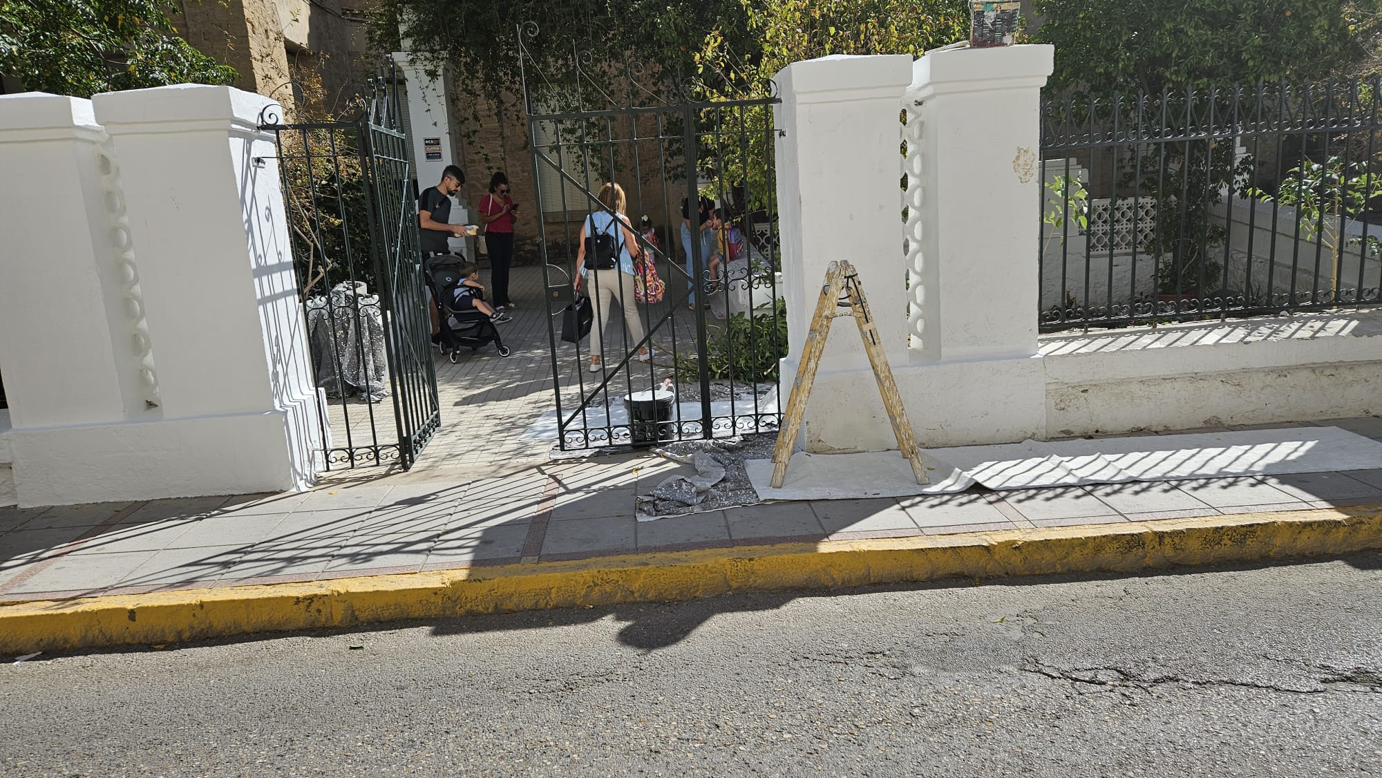 Algunos familiares acompañan a los niños y niñas en la entrada principal del Colegio General Fresneda