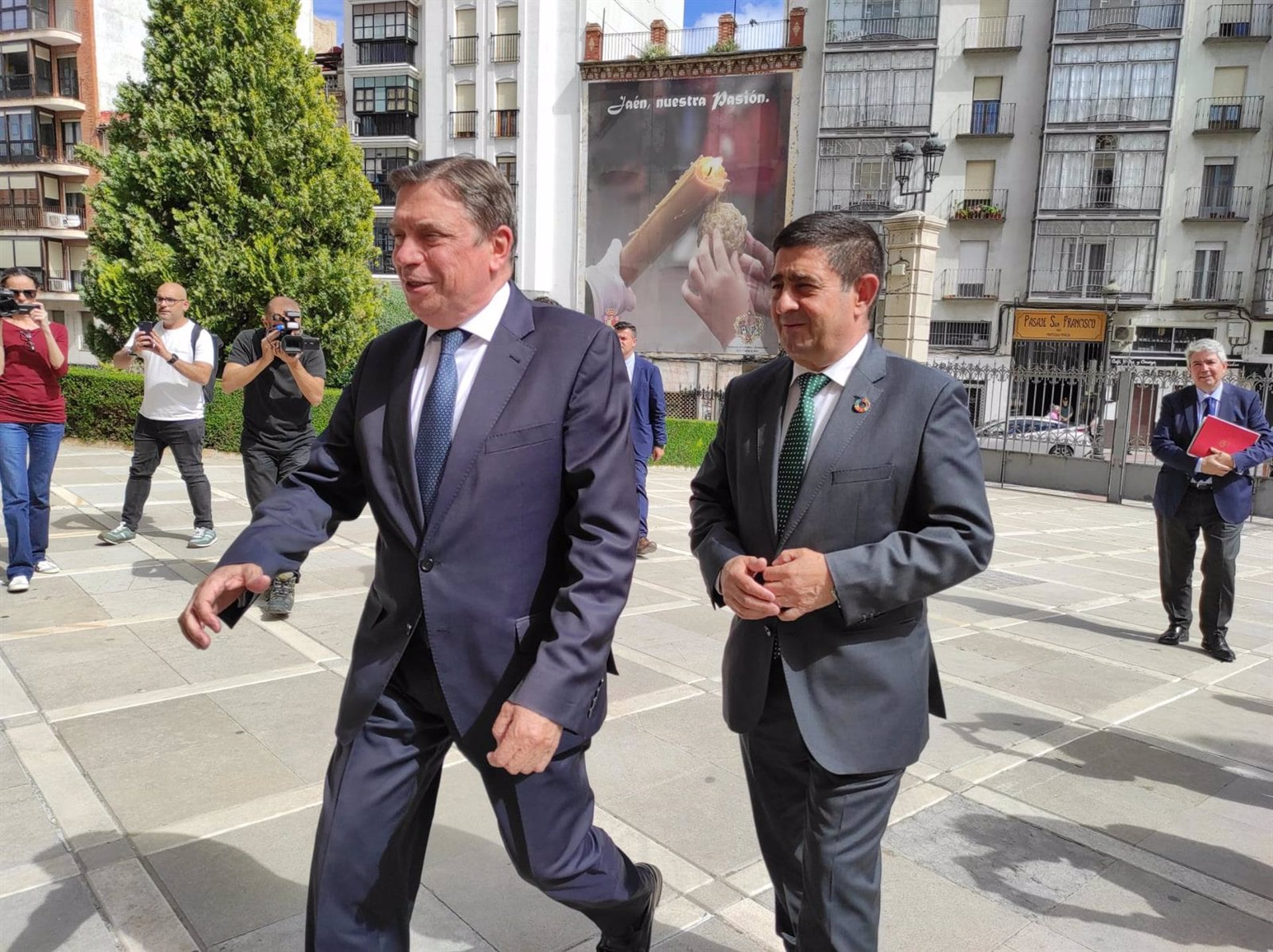 Luis Planas a su llegada a la Diputación de Jaén acompañado por Francisco Reyes