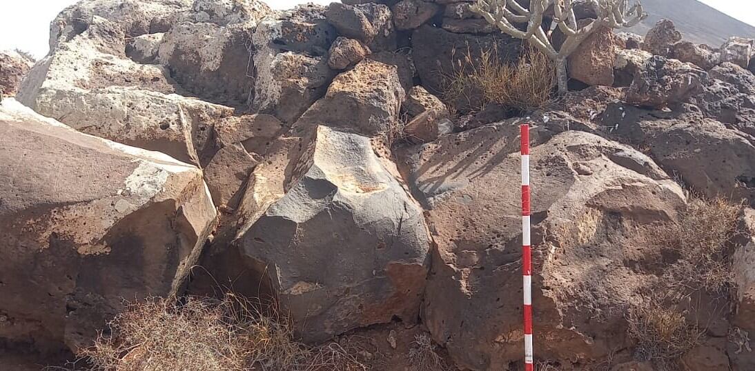 Grabado rupestre vandalizado en La &#039;Piedra del Majo&#039;, en el yacimiento de Zonzamas (Lanzarote).