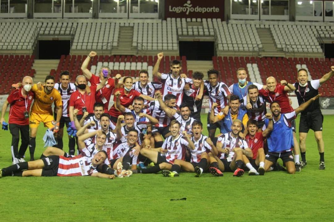 El equipo celebrando el ascenso, logrado el mismo día que el Zamora CF