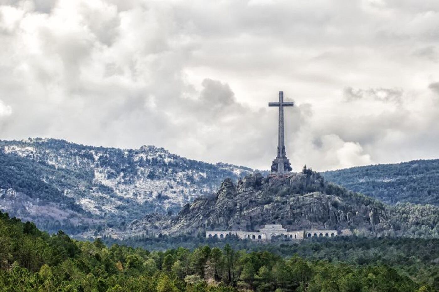 Las nubes de tormenta rodean el Valle de Los Caídos