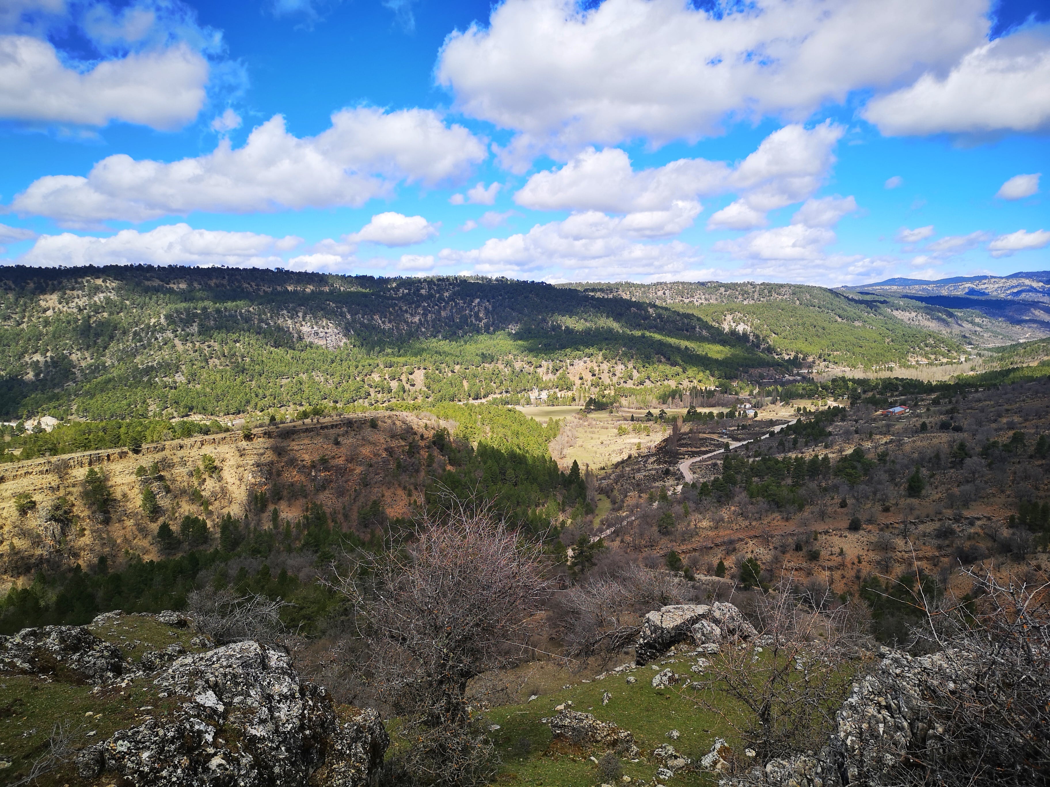 Vistas desde la ruta a la peña del Castellar en Beamud.