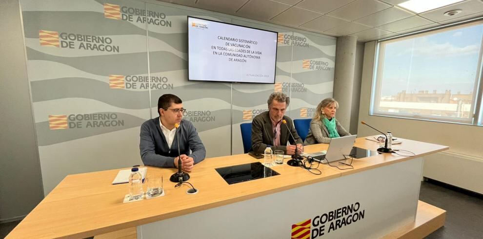 Manuel Méndez, Francisco Falo y Begoña Diego presentan las novedades del calendario de vacunación en Aragón