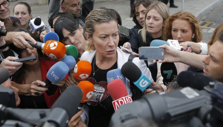 Diana López Pinel, madre de Diana Quer, la joven madrileña que desapareció en Galicia el pasado 22 de agosto, atiende a los medios tras prestar declaración en el juzgado con motivo de la retirada de la custodia de su otra hija, Valeria, que vive ahora con