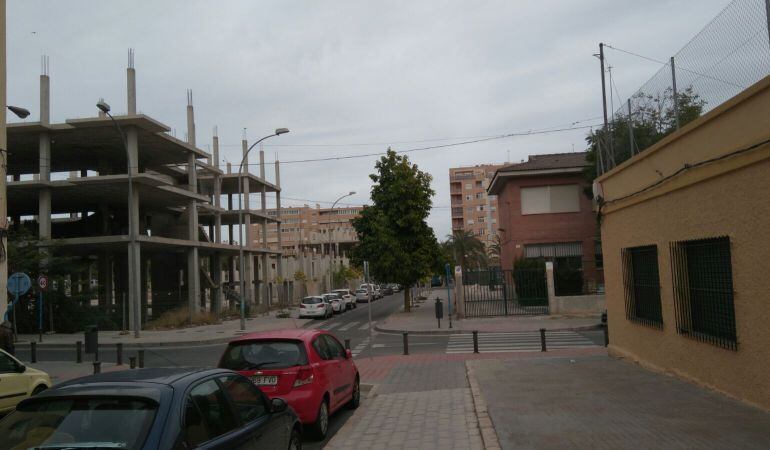 Vista del inmueble de la calle Claudio Coello, de donde se cree que proceden las ratas vistas en el colegio aledaño, Gastón Castelló.