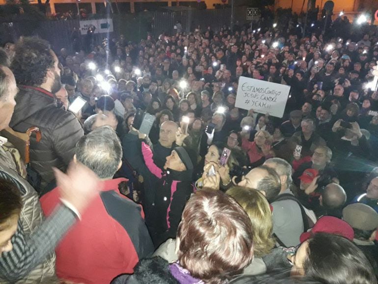 Miles de personas reciben al doctor Candel con vítores tras la reunión mantenida por representantes de las plataformas contra la fusión hospitalaria de Granada con el consejero de Salud, Aquilino Alonso