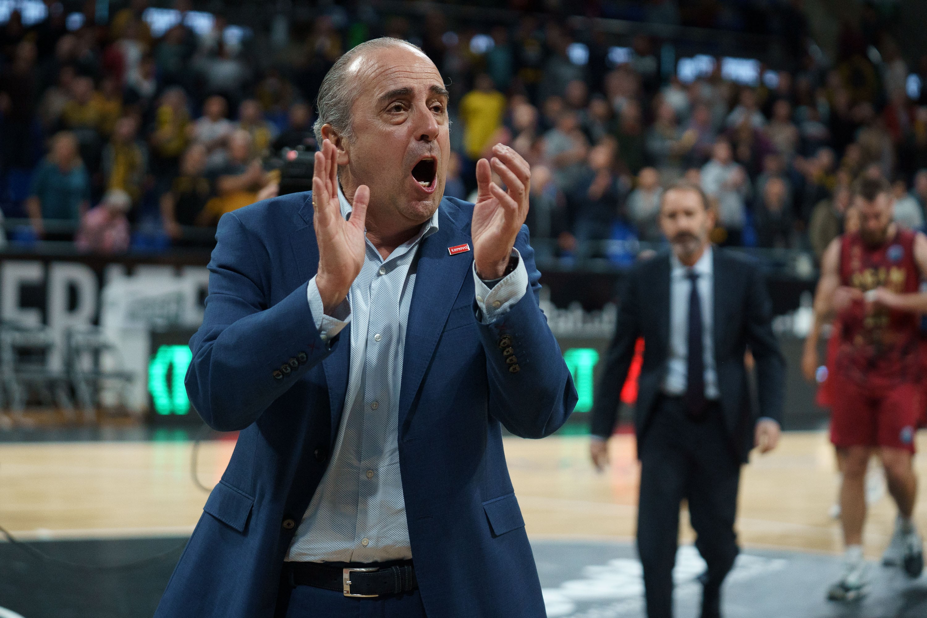 LA LAGUNA (TENERIFE), 24/01/2023.- El entrenador del Lenovo Tenerife, Txus Vidorreta, durante el partido de baloncesto de la Basketball Champions League celebrado este martes en el pabellón Santiago Martín de La Laguna (Tenerife). EFE/Ramón de la Rocha
