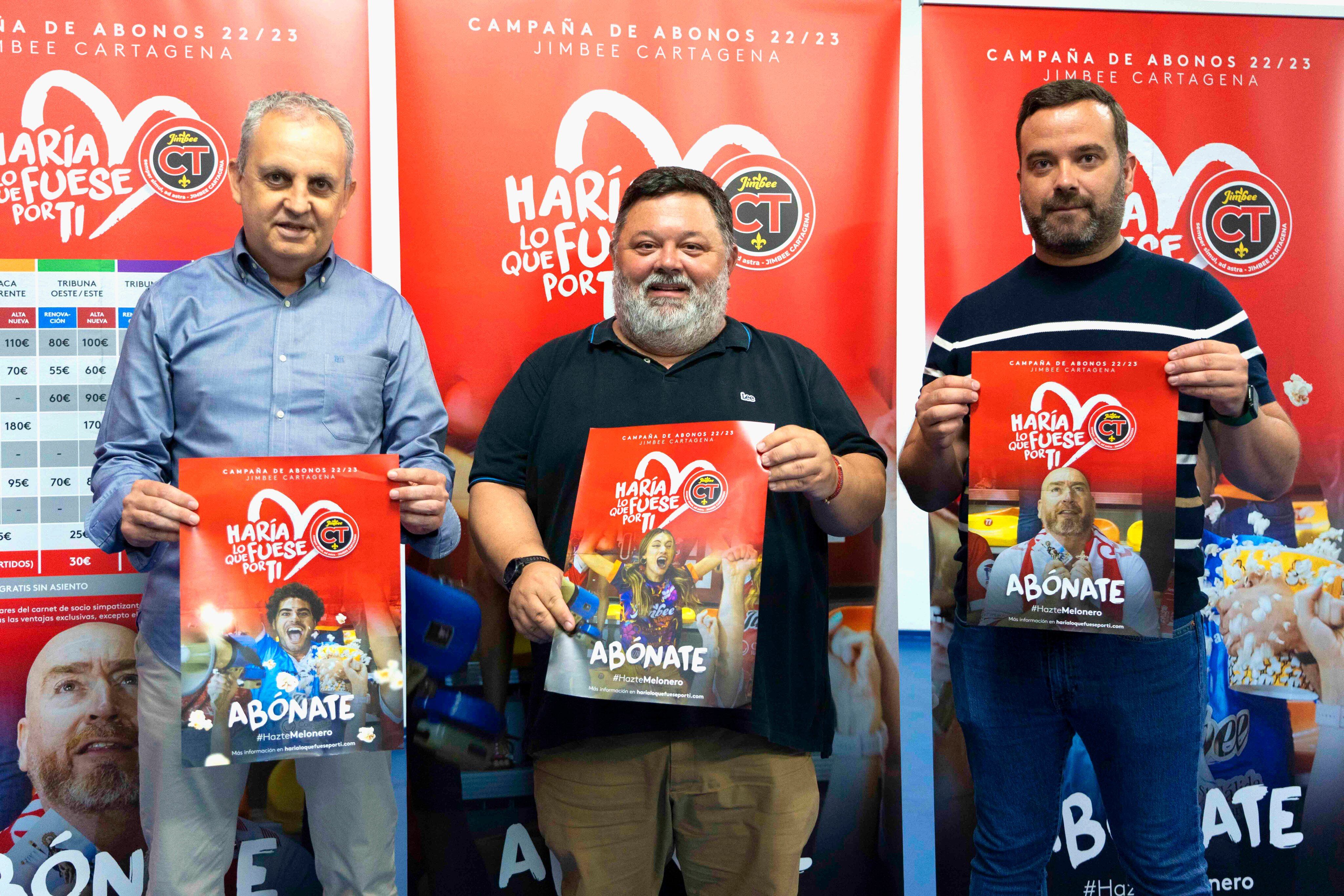 El presidente del Jimbee Cartagena, Miguel Ángel Jiménez, rodeado del gerente, Roberto Sánchez, y el presidente de los hosteleros de Cartagena, Juan José López