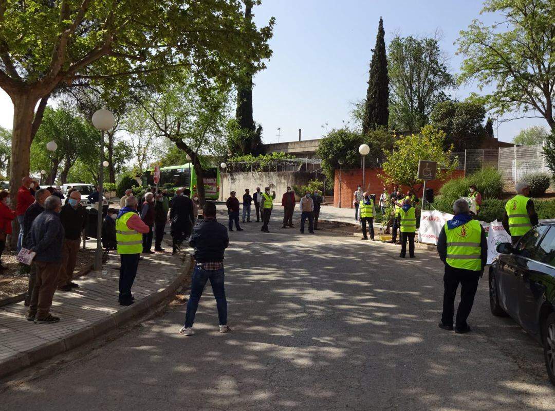 Concentración de la Plataforma en Defensa de las Pensiones de Linares a las puertas del "geriátrico".