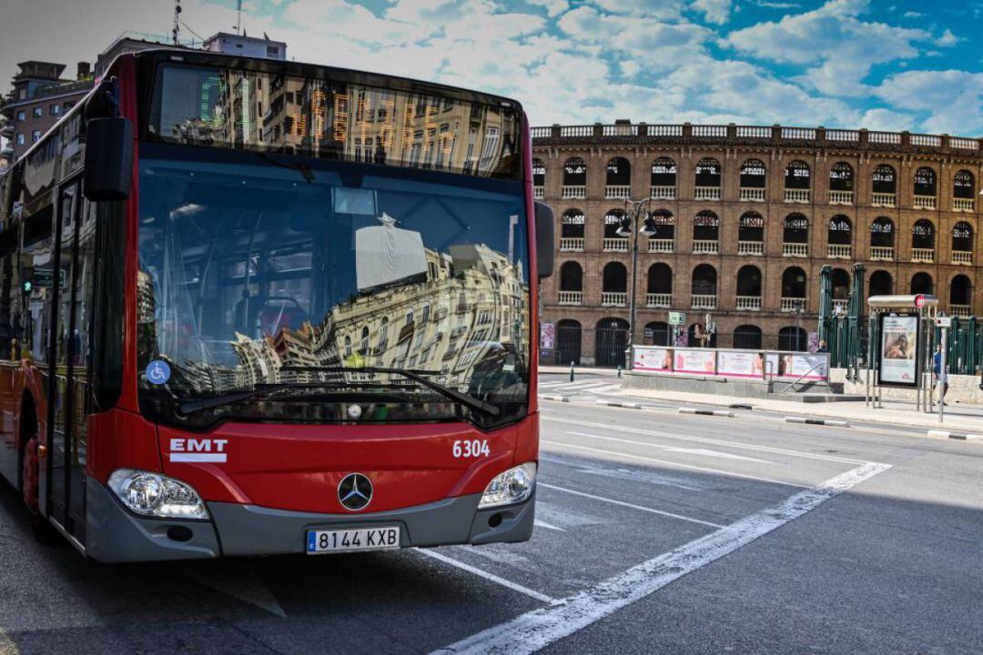 Autobús de la EMT recorre el centro de València