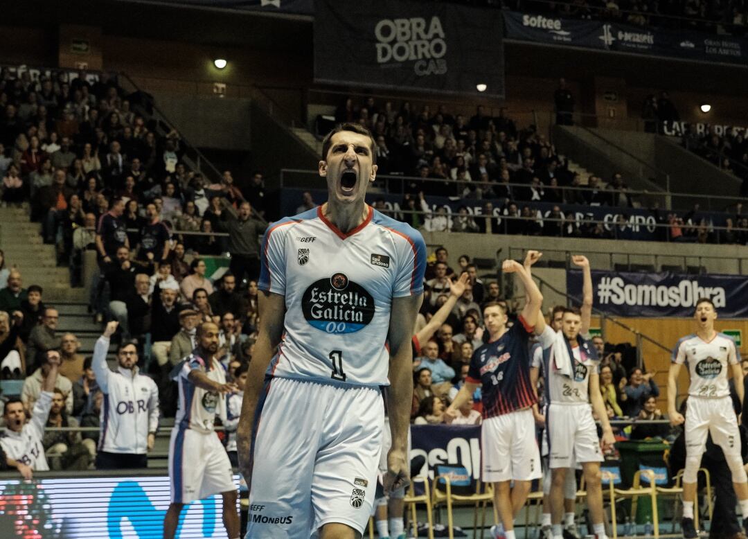 Dejan Kravic, con sus compañeros de fondo, celebra un mate tras pase de espaldas de Pozas