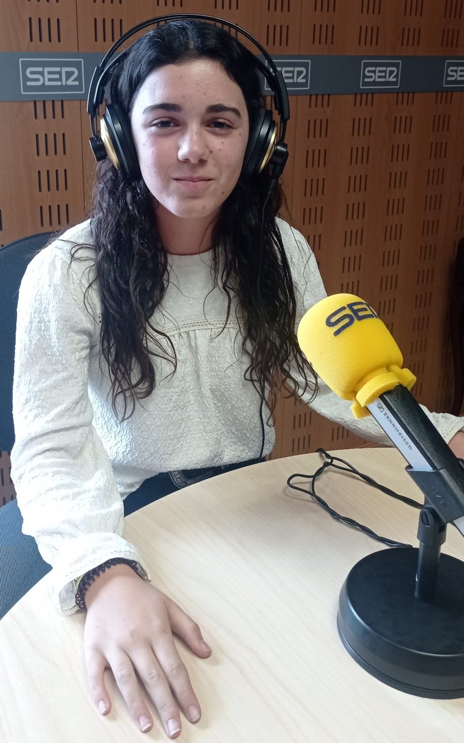 Aurora Campos, jugadora de la selección española sub-15, en los estudios de la SER en Badajoz.