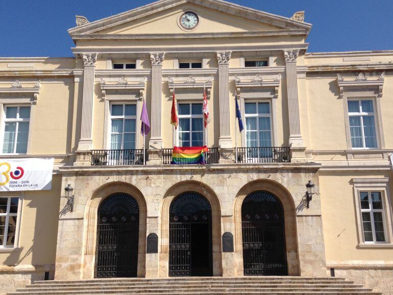 La bandera arcoiris se cuelga del balcón del Ayuntamiento de Palencia por primera vez