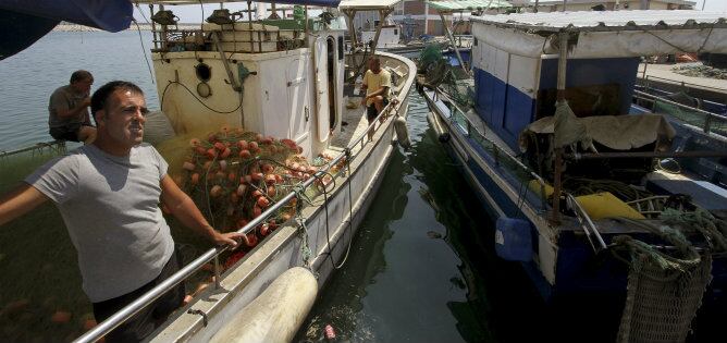 Los pescadores gaditanos se preparan para la protesta junto a las aguas del Peñón