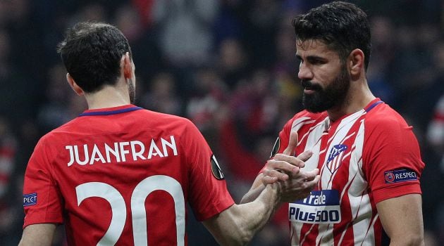 Juanfran celebra un gol con Diego Costa