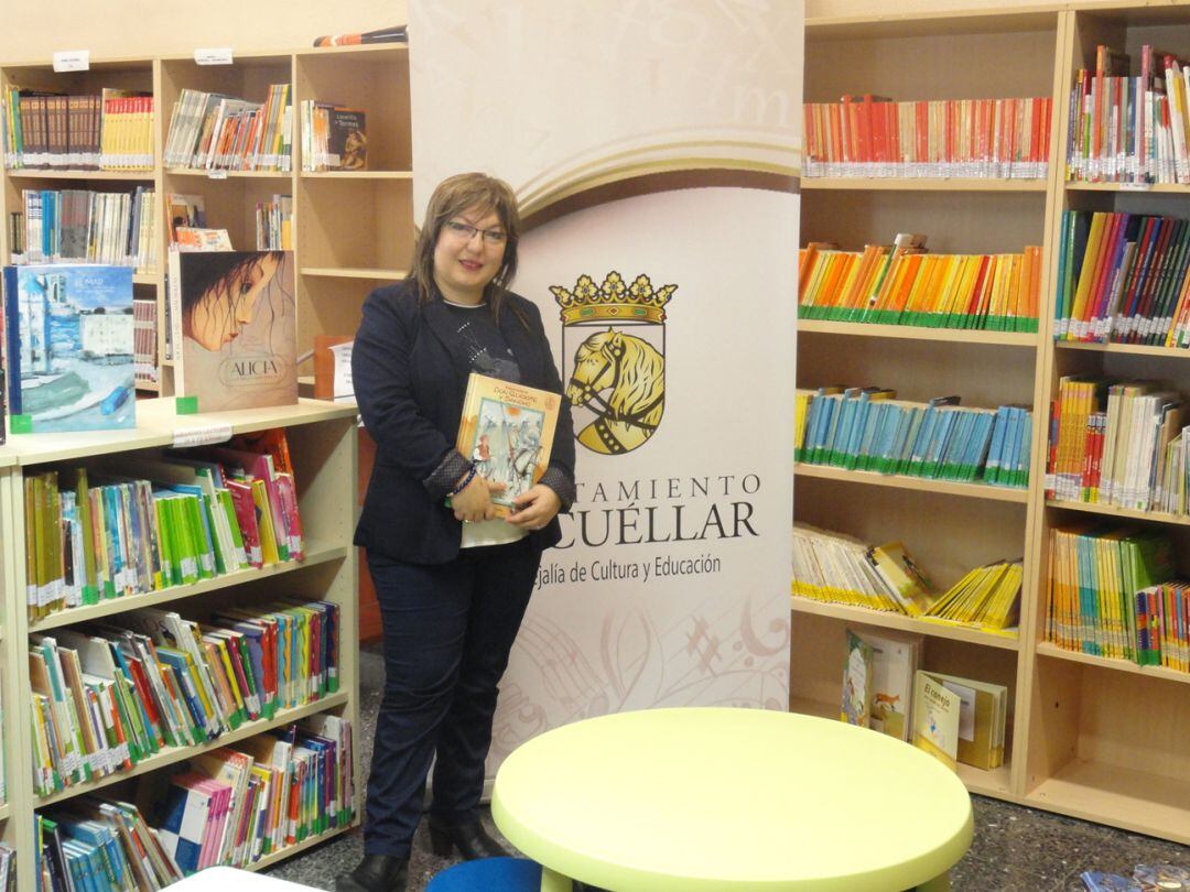 La concejal de Cultura, Sonia Martín en la biblioteca municipal Cronista Herrera de Cuéllar