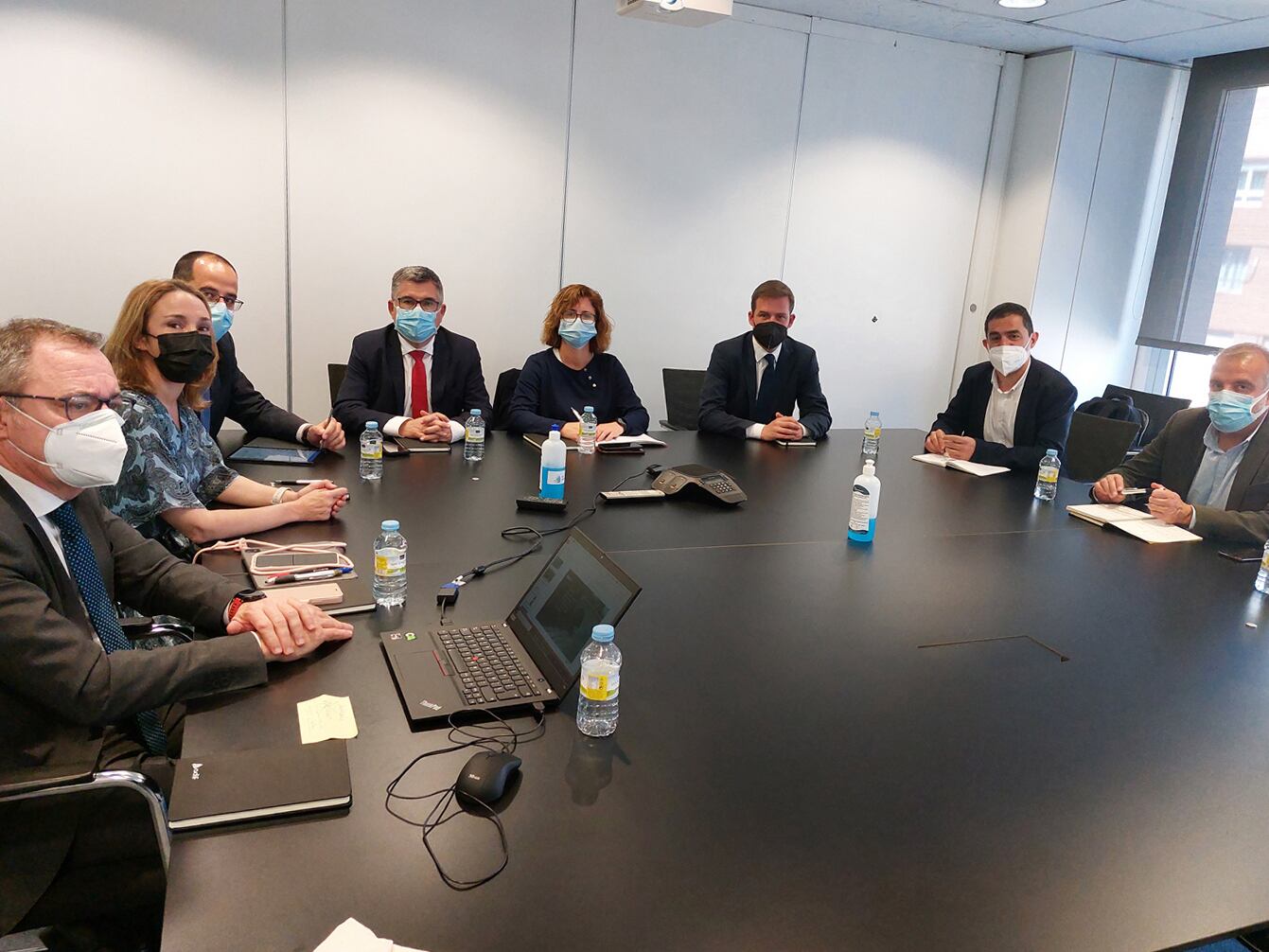 Los alcaldes de Alcoy y Xàtiva y el vicealcalde de Alcoy en la reunión celebrada en Madrid con representantes de Adif y Renfe.