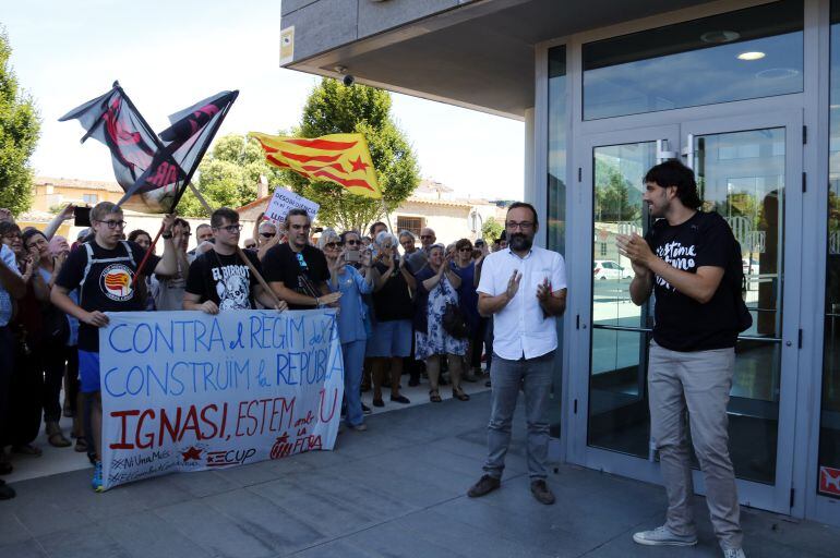 Més de 200 persones han acompanyat a l'alcalde de Verges a declarar al jutjat de la Bisbal d'Empordà