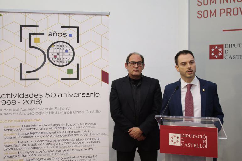 El alcalde de la localidad, Ximo Huguet y el director del museo, Vicent Estall, presentando  las actividades del Museu del Taulell en Cevisama