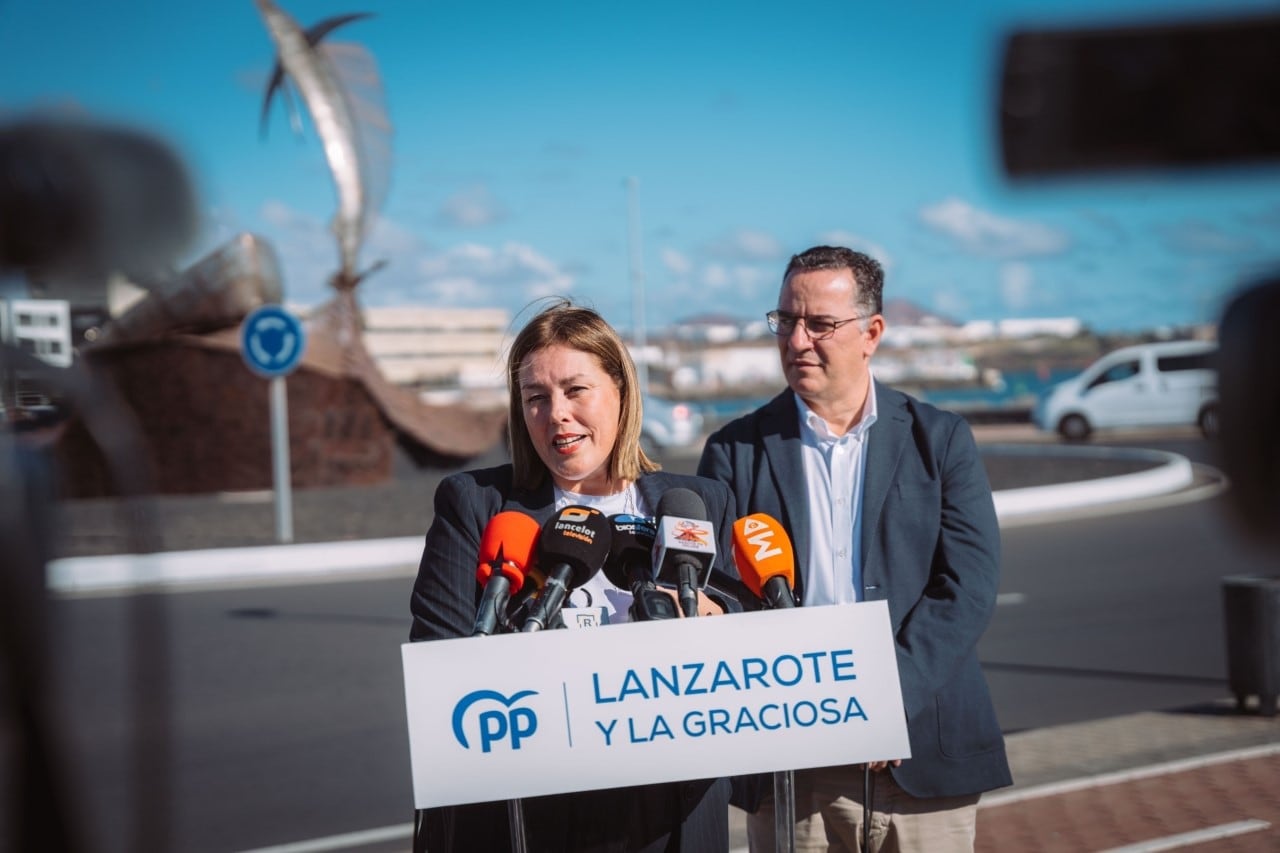 Ástrid Pérez junto a Poli Suárez, secretario general del PP en Canarias.