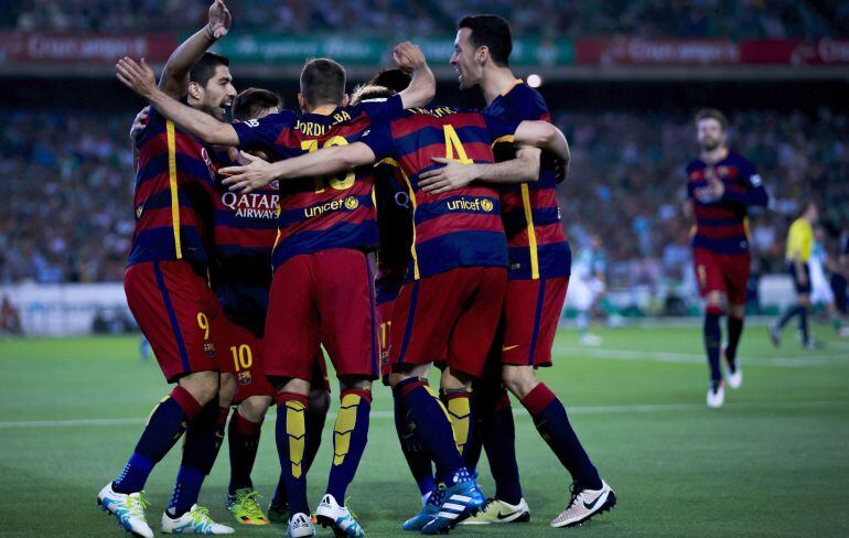 Los jugadores del Barça celebran la victoria en el Benito Villamarín