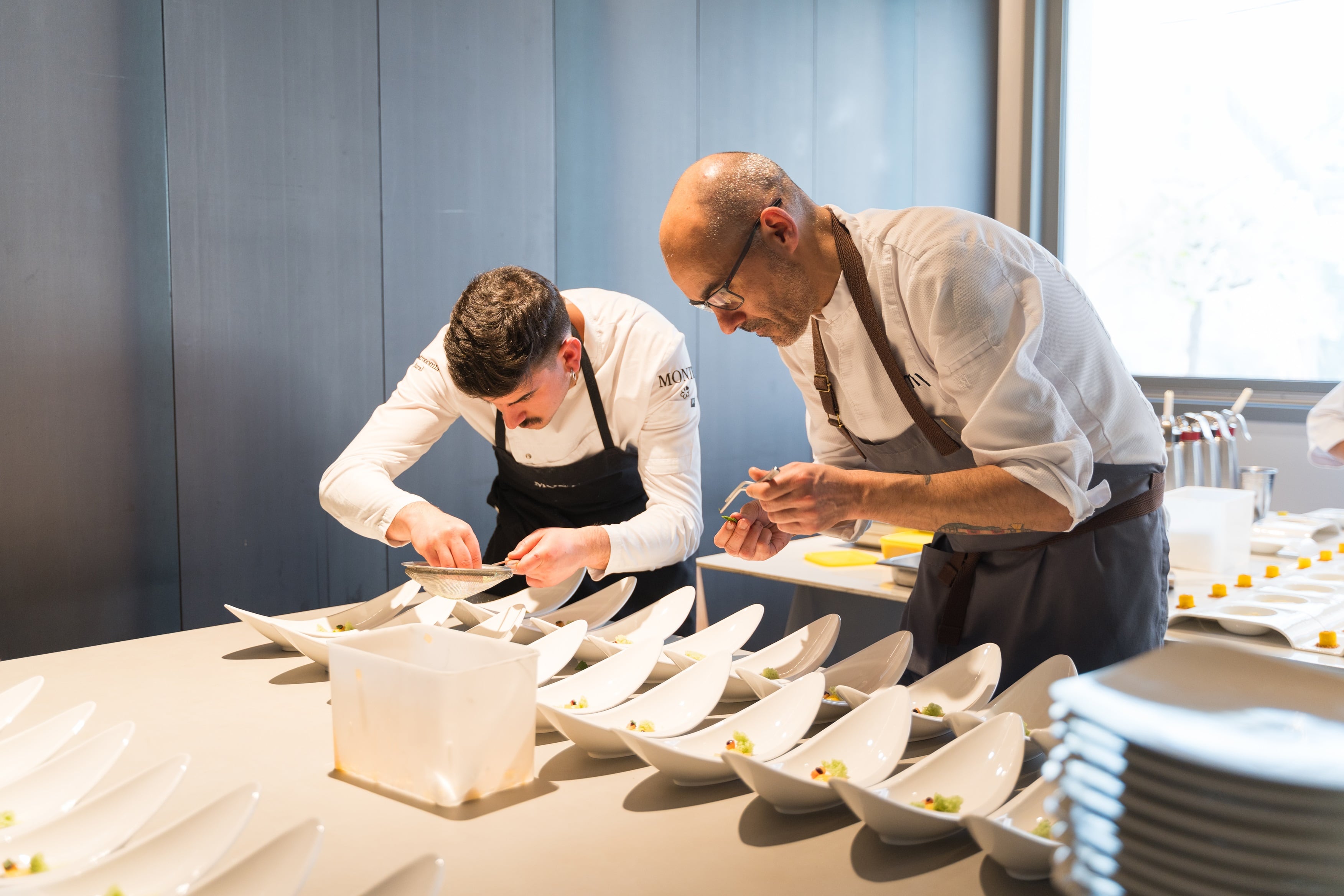 Rafa Centeno del restaurante Maruja Limón cocina junto a otras 14Estrellas Michelin en los XXII Encuentros Gastronómicos del chef aspense Alfonso Mira.