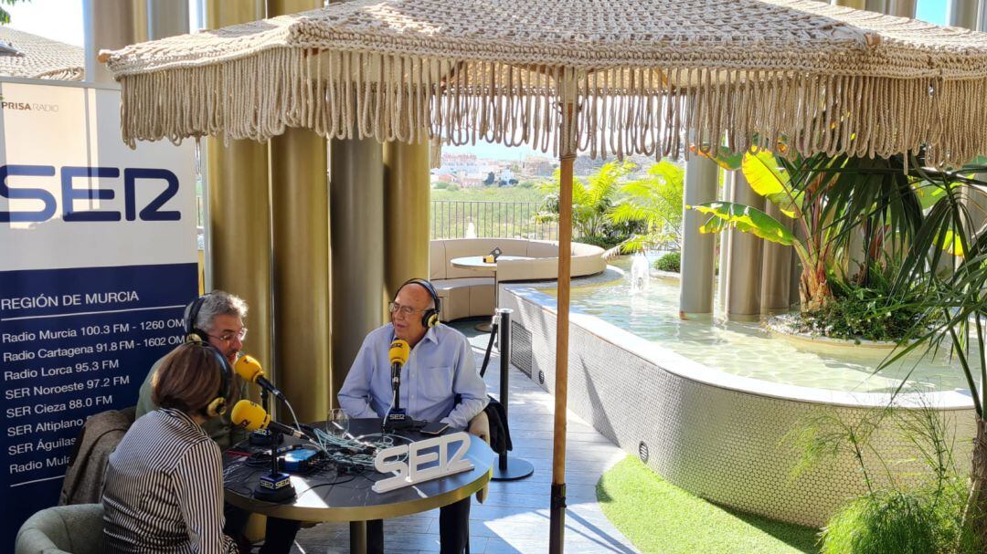 El programa Hoy por hoy Murcia desde la terraza Sirena del Centro Odiseo. En la imagen, un momento de la Tertulia de Sabios, con Rosa Peñalver y José Ignacio Gras