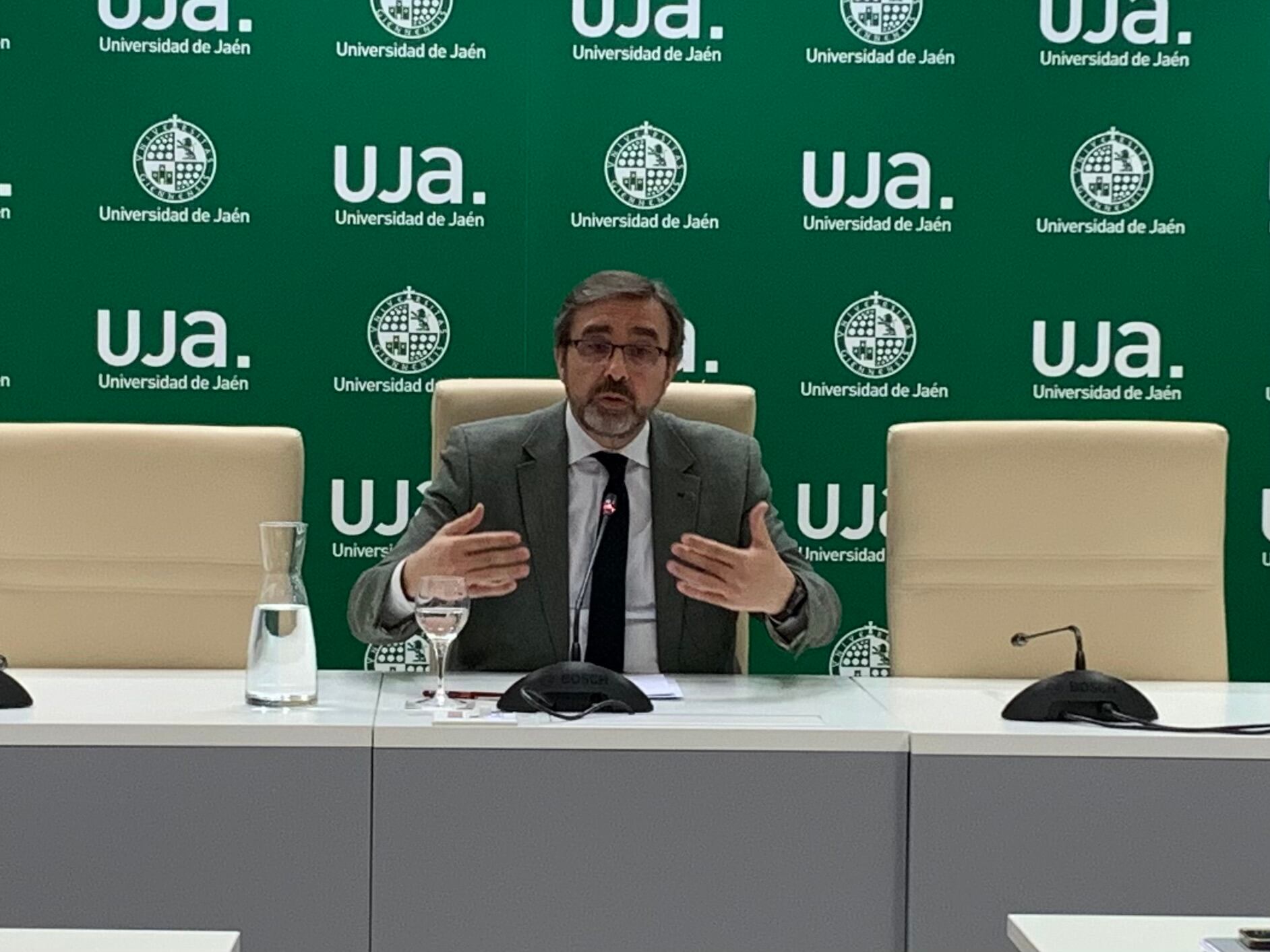 El rector de la UJA, Juan Gómez, durante su comparecencia ante los medios de comunicación.