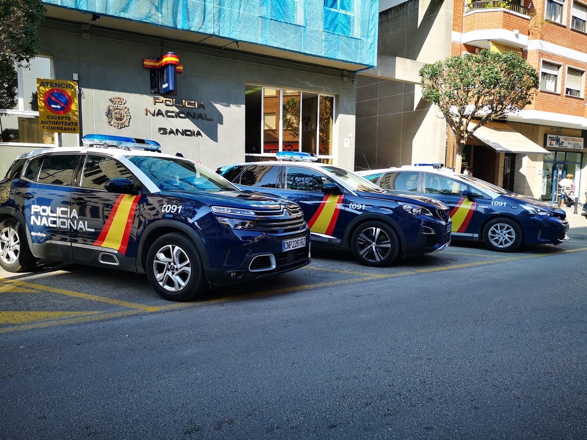 Vehículos policiales ante la Comisaría de Gandia