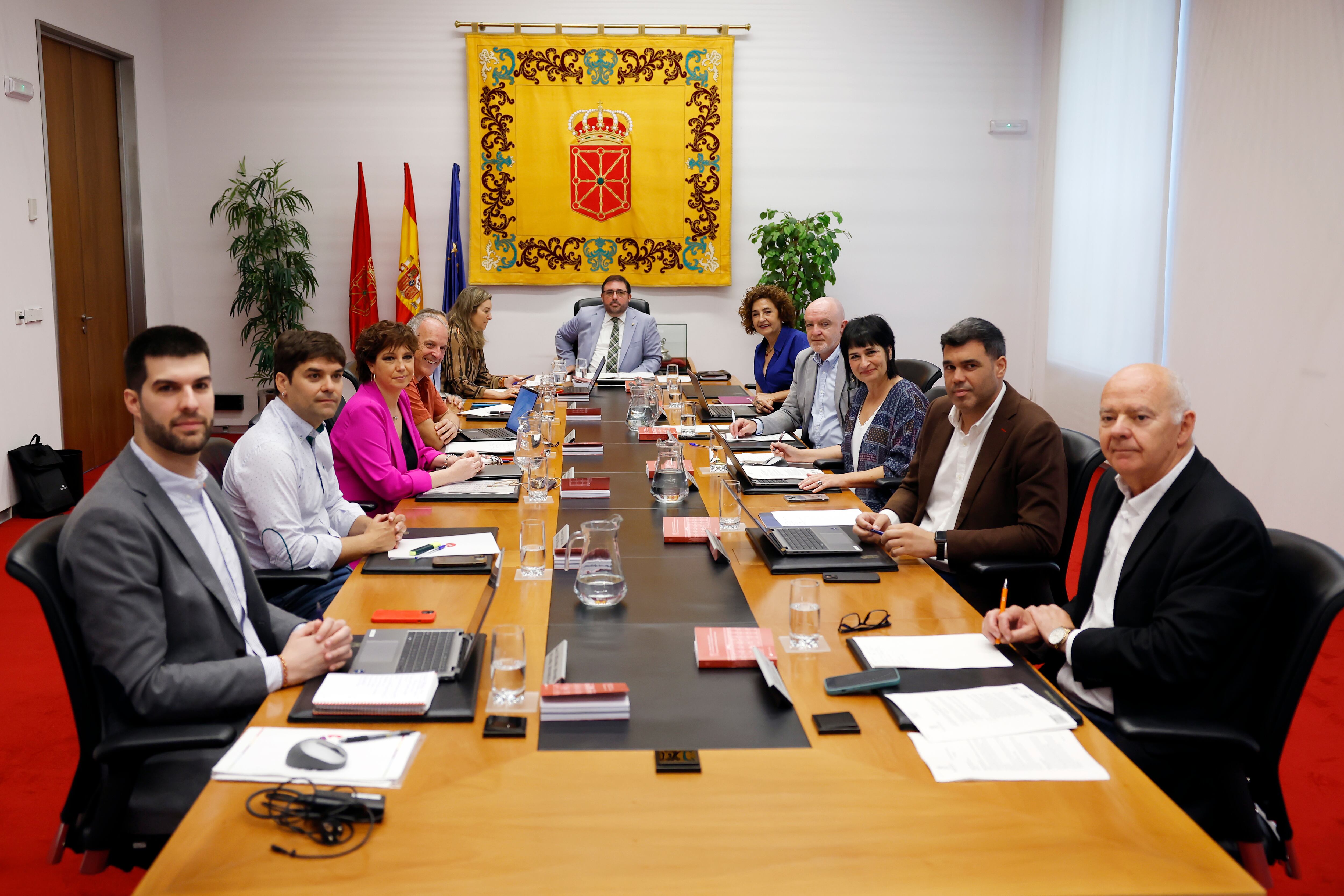 La Mesa y la Junta de Portavoces del Parlamento de Navarra estudia la admisión a trámite de la solicitud de Contigo-Zurekin, PSN, EH Bildu y Geroa Bai de creación de una comisión de investigación sobre la adjudicación de obras públicas en las últimas cuatro legislaturas a empresas mencionadas en el informe de la UCO. La parlamentaria del PSN Ainhoa Unzu (3d) participa en la misma como nueva portavoz del grupo parlamentario del PSN