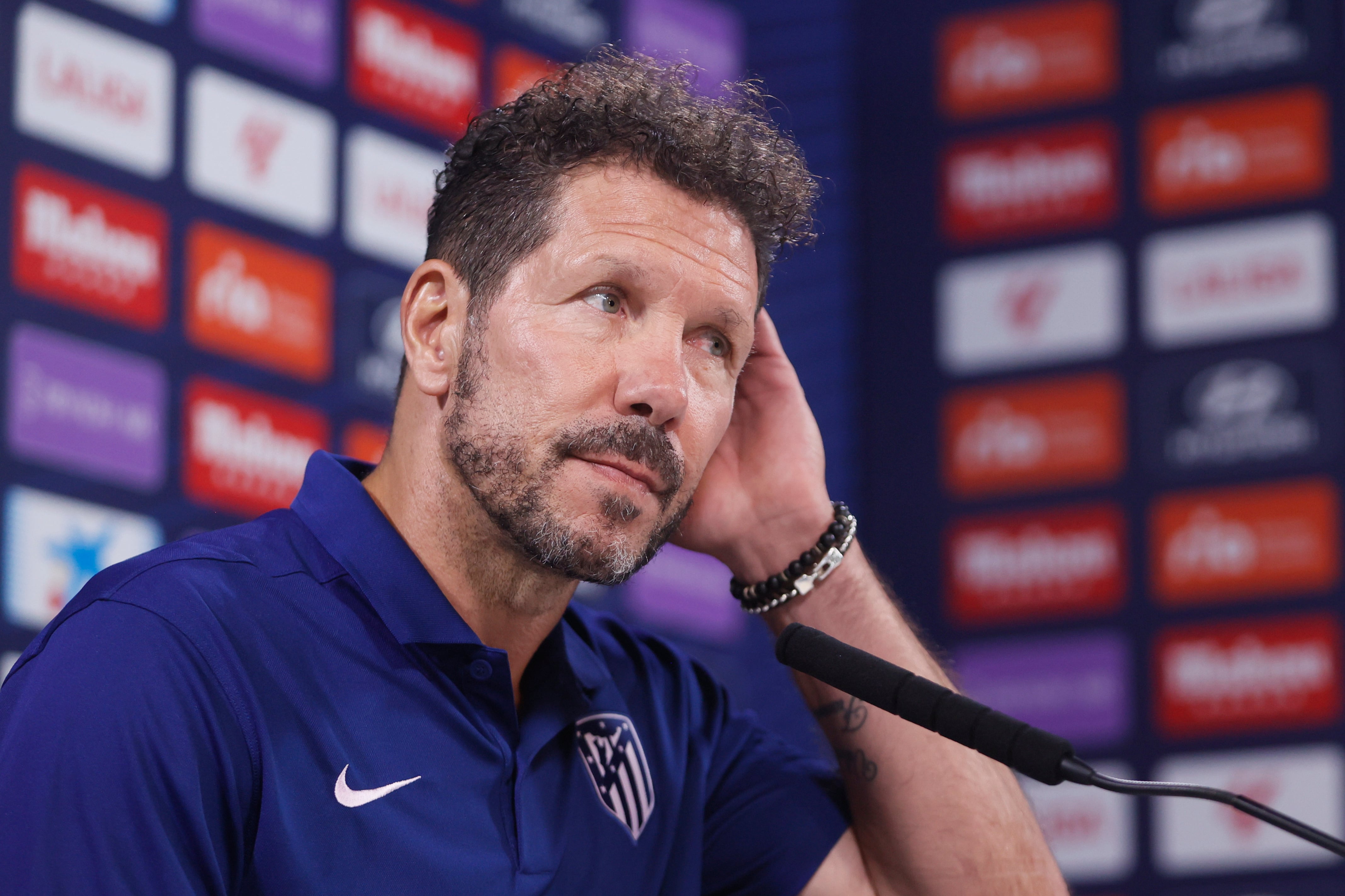 MAJADAHONDA, 27/08/2023.- El técnico del Atlético de Madrid Diego Pablo Simeone durante la rueda de prensa posterior al entrenemiento de este domingo en la Ciudad Deportiva de Majadahonda, donde el equipo prepara el partido de la tercera jornada de Liga que disputa el lunes 28 ante el Rayo Vallecano. EFE/Mariscal
