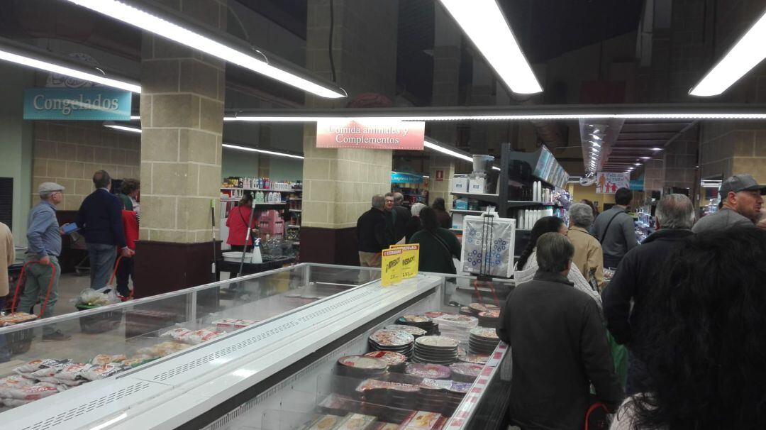 Cola en un supermercado del centro de Jerez este viernes 