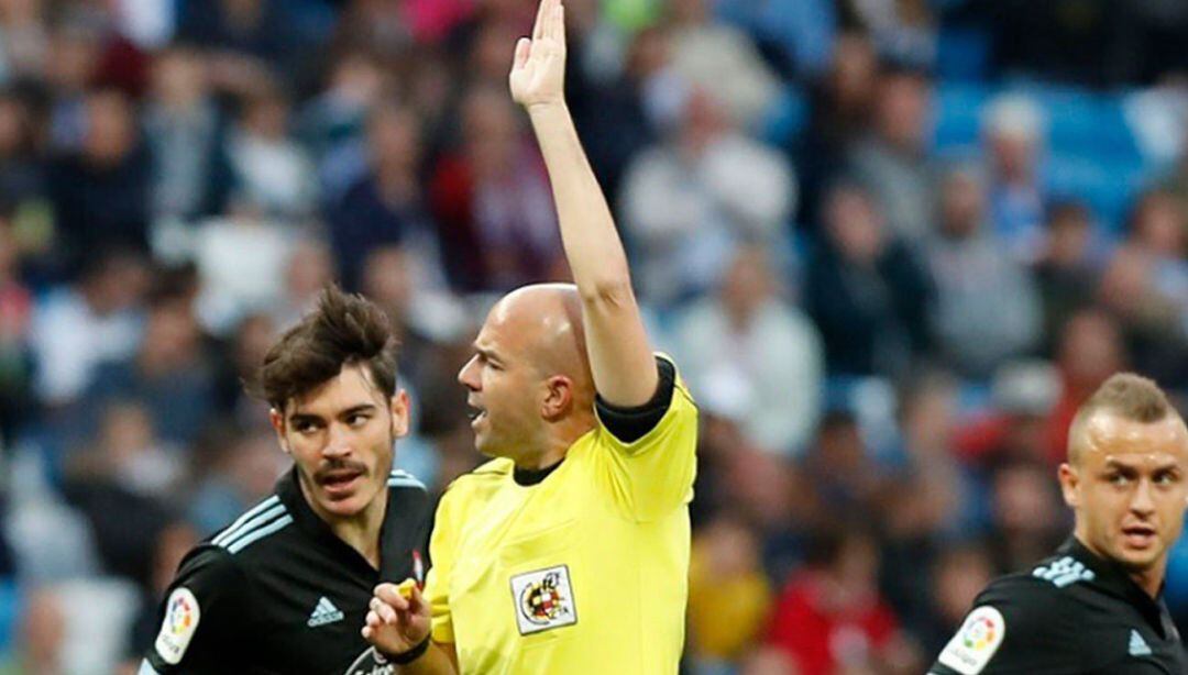 El árbitro del Getafe Celta se convirtió en protagonista del partido 
 
 