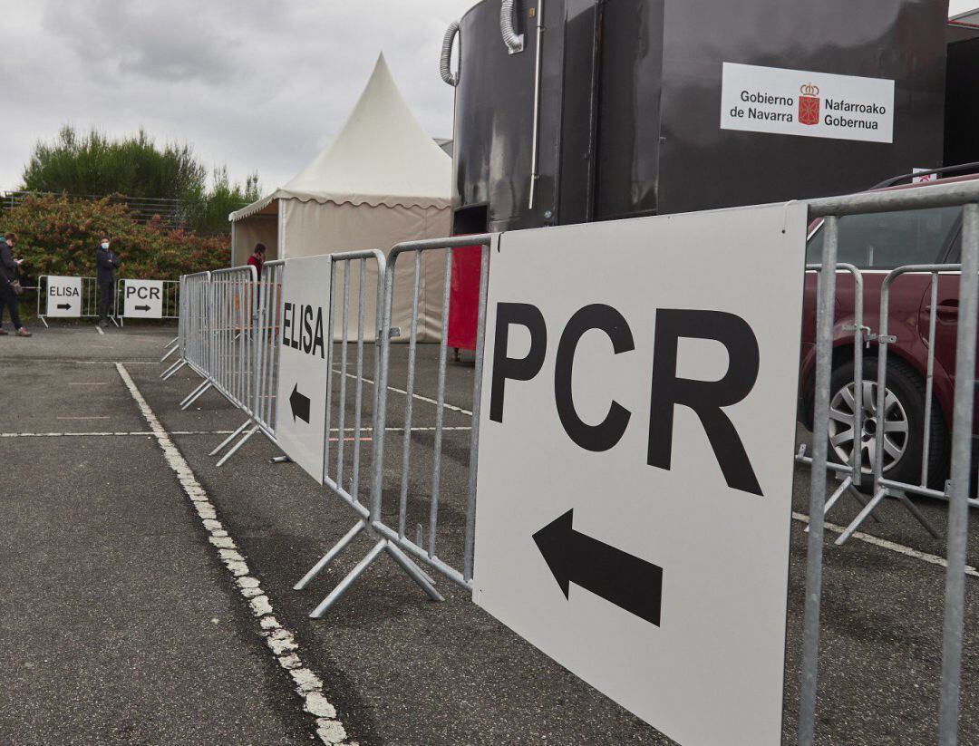 Varios carteles indican la dirección para someterse a un test PCR