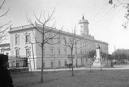 Fachada principal de la Academia de Ingenieros en la actual Plaza de España de Guadalajara.