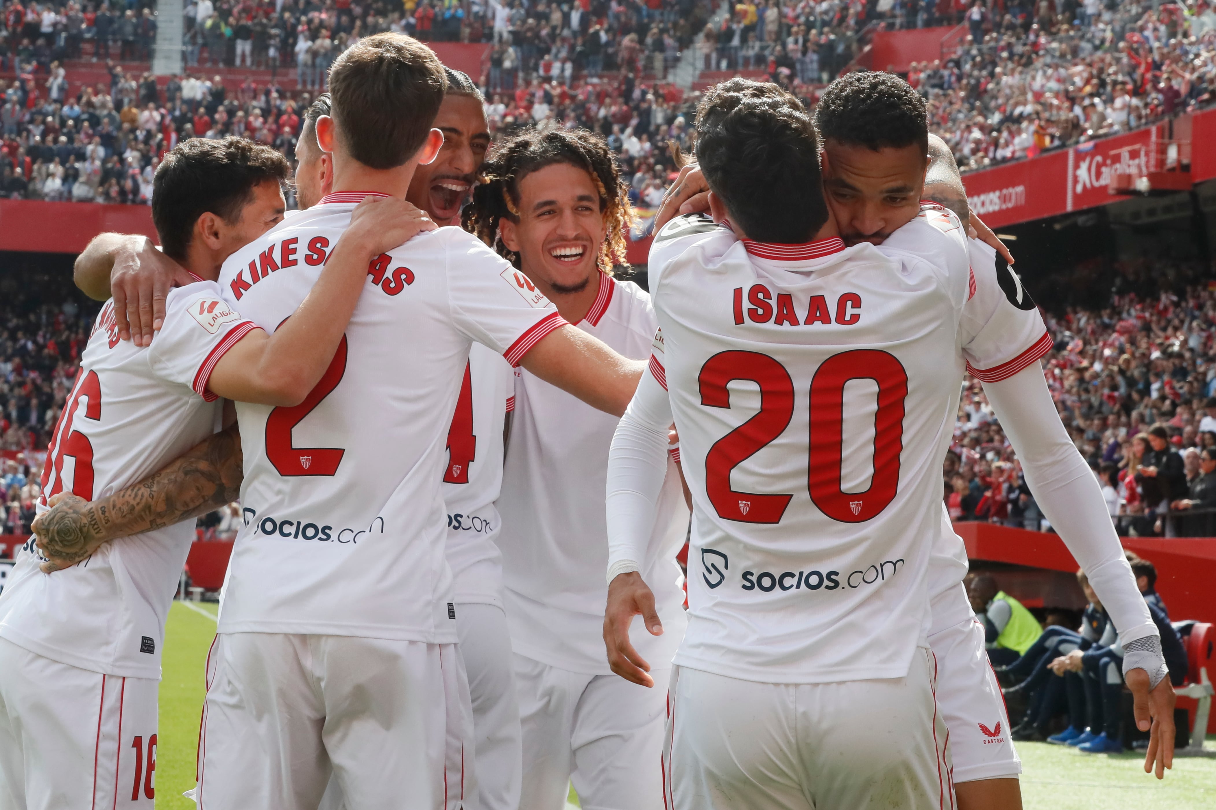 Sevilla, 02/03/2024.- El delantero marroquí del Sevilla Youssef En-Nesyri (d), celebra su primer gol contra la Real Sociadad, durante el partido de LaLiga EA Sports de la jornada 27 disputado este sábado en el estadio Ramón Sánchez-Pizjuán de Sevilla.- EFE/José Manuel Vidal
