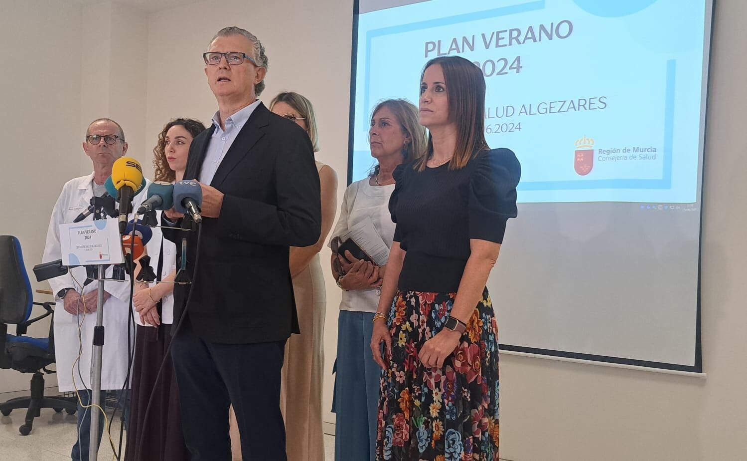 El consejero de Salud, Juan José Pedreño presenta el Plan Verano en el Centro de Salud de Algezares