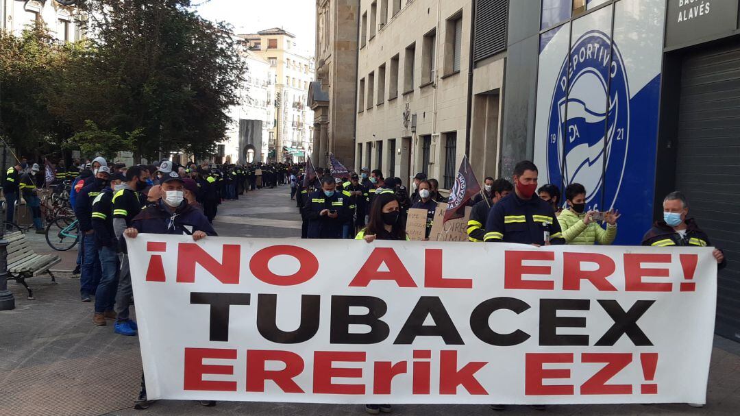 Trabajadores de Tubacex en una protesta frente al Parlamento vasco