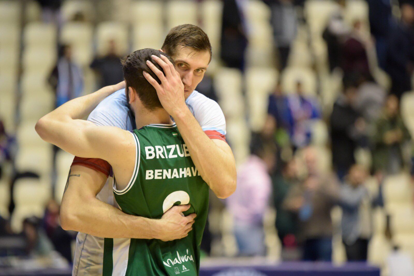 Darío Brizuela y Rubén Guerrero se abrazan tras el partido del fin de semana en Santiago de Compostela