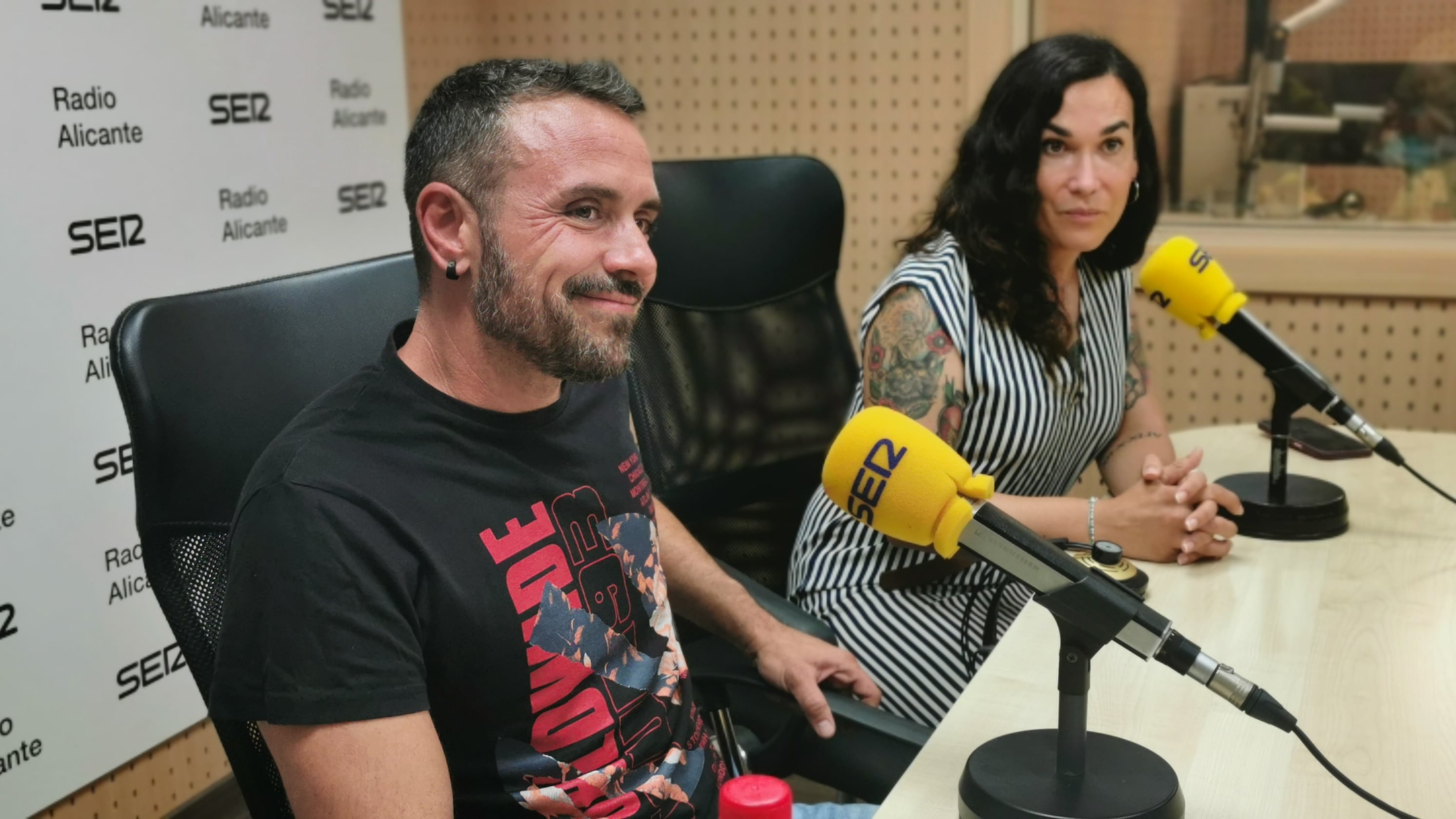 Alejandro Ochoa, técnico social, y Toni Díaz, vicepresidenta de Diversitat