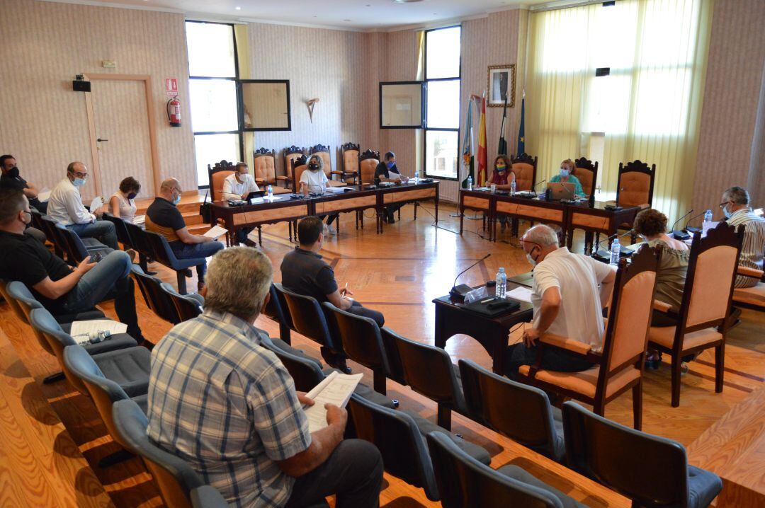 La alcaldesa de Salobreña, Maria Eugenia Rufino, preside el pleno municipal celebrado el pasado viernes