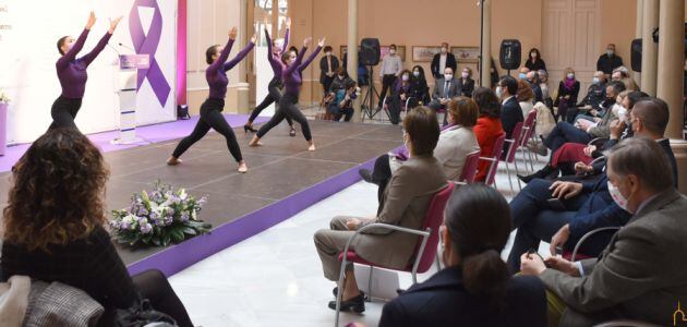 Alumnas del Conservatorio de Danza de Puertollano durante la actuación en el acto institucional