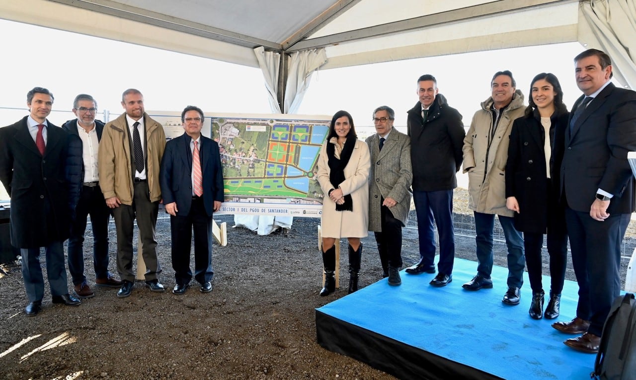 La alcaldesa Gema Igual acompañada de Fernando Rodríguez, presidente de la Junta de Compensación; Javier Leonardo, director del proyecto urbanístico y director de obra; Javier Torres, presidente de Sareb (propietario mayoritario de los terrenos).