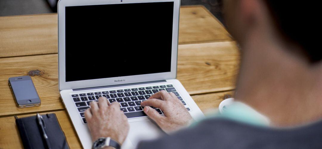 Trabaja con ordenador