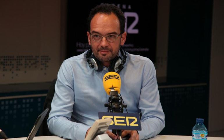 Antonio Hernando, portavoz del PSOE en el Congreso, en los estudios centrales de la Cadena SER, en una imagen de archivo